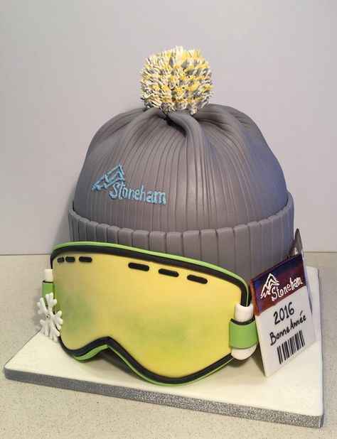 Ski beanie cake (LOVE it!) From Helene Lucas at ''Ciel mon gateau'' on Facebook. https://www.facebook.com/Ciel-Mon-Gâteau-1455614028007237/?fref=ts Snowboard Cake Birthdays, Skiing Cake Ideas, Ski Cake Ideas, Ski Birthday Cake, Snowboard Cake, Ski Birthday, Ski Cake, Ski Beanie, Bike Cakes