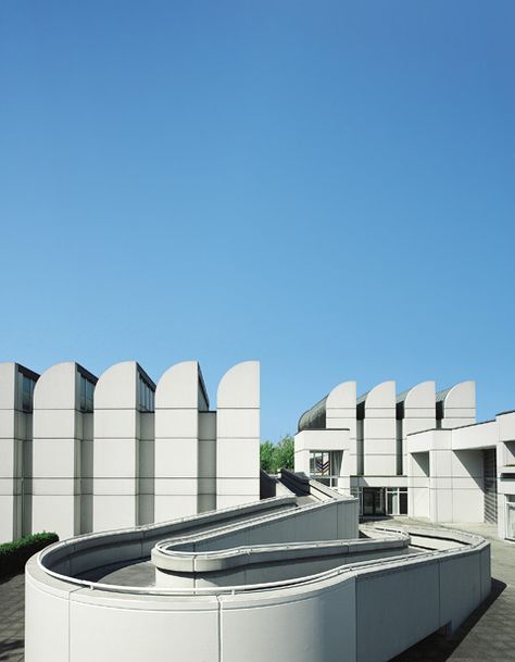 bauhaus museum berlin .... emotionless but memorable http://cimmermann.co.uk/blog/culture-vulture-worlds-best-design-museums/ Bauhaus Architecture, Berlin Museum, Genius Loci, Kengo Kuma, Walter Gropius, Josef Albers, Frank Gehry, Bauhaus Design, Tianjin