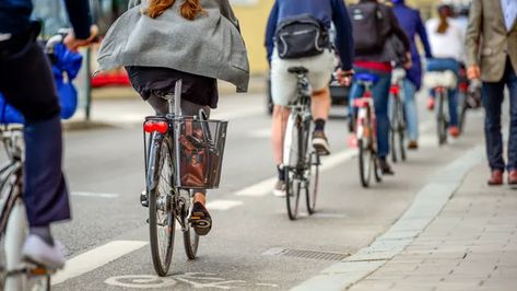 Many commuters travel to work by bike. (Credit: Tobias Ackeborn/Getty Images) Portland State University, Commuting To Work, Cycling Quotes, Commuter Bicycle, Cycle Chic, Wellness Trends, Women's Cycling Jersey, Fitness Trends, Road Rage