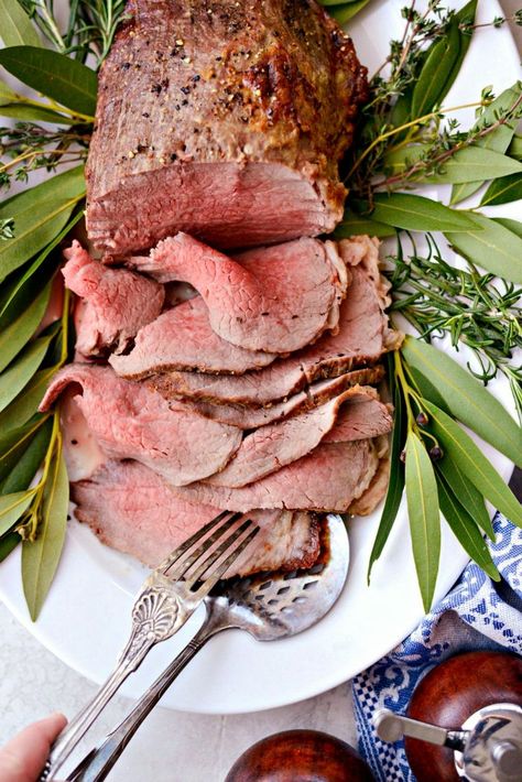 Easy Roast Beef with Au jus l SimplyScratch.com #easy #roast #beef #holiday #christmas #recipe Beef Au Jus Recipe, Homemade Roast Beef, Roast Beef Au Jus, Sandwich Homemade, Jus Recipe, Beef Au Jus, Au Jus Recipe, Roasted Olives, Ground Beef And Cabbage