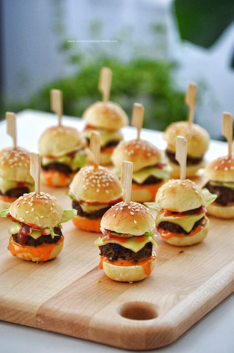 Mini Cheese Burger with Potato Buns Mini Burger Bread Recipe, Mini Sendviches, Mini Burger Buns Recipe, Mini Burger Recipe, Mini Finger Foods, Burger Appetizer, Mini Cheese Burgers, Savory Snacks For Party, Party Food Savoury