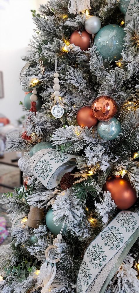 Turquoise And Copper Christmas Tree, Teal Green Christmas Tree, Teal And Green Christmas Tree, Teal Gold Christmas Tree, Christmas Tree Ideas Turqoise, Teal And Copper Christmas Tree, Sage And Gold Christmas Tree, Flocked Christmas Tree Color Schemes, Rose Gold And Sage Green Christmas Tree