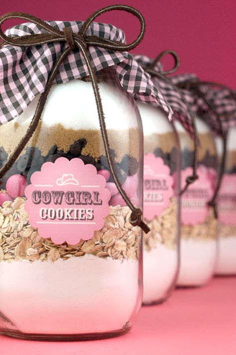 Cowgirl cookies in a jar Cowgirl Cookies, Mason Jar Desserts, Dessert In A Jar, Happy Happy Happy, Mason Jar Gifts, Navidad Diy, Cadeau Diy, Meals In A Jar, Cookie Mix