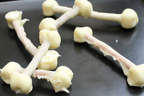 Bones made from pretzels and marshmallows. We used this tonight at church to teach about Elisha and how God used his bones to bring a man back to life! The kids thought they were so cool. The adults wanted them too!! Dinosaur Food, Jurassic Park Party, Jurassic Park Birthday, Spooky Halloween Food, The Good Dinosaur, Dinosaur Birthday Party, Halloween Snacks, Halloween Food For Party, Dinosaur Party