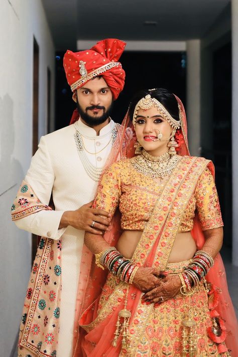 Dulha And Dulhan Pictures, Wading Photoshoot, Dulha Dulhan Couples Photography, Shaadi Photo, Couple Wedding Dress Indian Hindu, Wedding Dulhan Pose, शादी की तस्वीरें, Best Indian Wedding Dresses, Indian Bride Poses