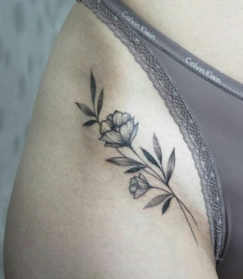 Line Tattoo Flower, Pelvic Tattoos, Tato Mandala, Hip Tattoo Designs, Hip Tattoos Women, Парные Тату, Line Tattoo, Dainty Tattoos, Spine Tattoos