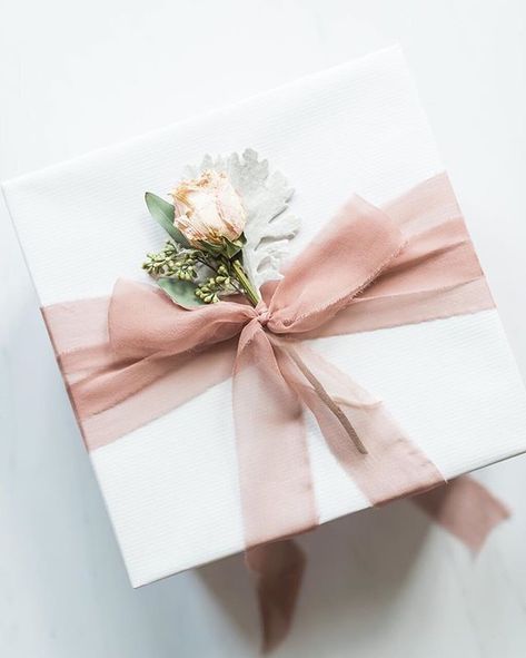 Gift Packaging Design, Elegant Gift Wrapping, Gift Wrapping Techniques, Gift Wrapping Inspiration, Gift Wrapping Ideas, Wedding Gift Wrapping, Creative Gift Wrapping, Cadeau Diy, Professional Gifts