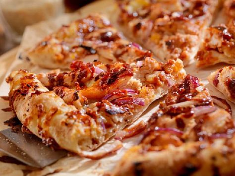 8 Dairy-Free Pizza Options That Will Make You Forget About Cheese: Barbecue Pizza Bbq Chicken Pizza Recipe, Chicken Pizza Recipe, Barbecue Pizza, Cheese Pizza Recipe, Barbecue Chicken Pizza, Dairy Free Pizza, Chicken Pizza Recipes, Chex Mix Recipes, Bbq Chicken Pizza