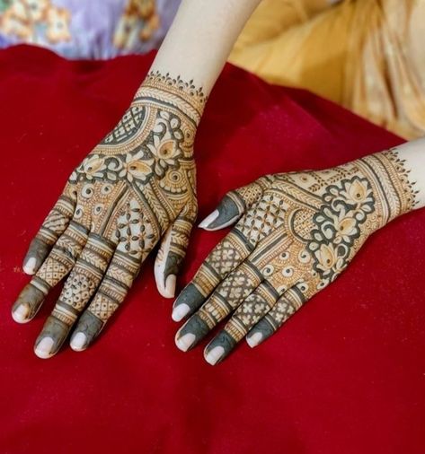 Back Hand Indian Mehendi Designs, Mehndi Designs Backside, Groom Mehendi Designs Back Side, Indian Mehndi Designs Back Hand, Backside Mehendi Design, Arebic Mhendi, Back Side Mehendi Design, Hand Mahendi, Back Side Mehndi Design