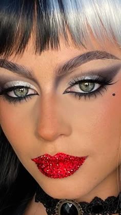 Easy Burlesque Makeup, Cruella Deville Makeup Ideas, Disney Villan Makeup Looks, Cruella Deville Eye Makeup, Corella Deville Makeup, Cruella Inspired Makeup, Cruella Eye Makeup, Cruella Deville Make Up, Cruella Makeup Tutorial