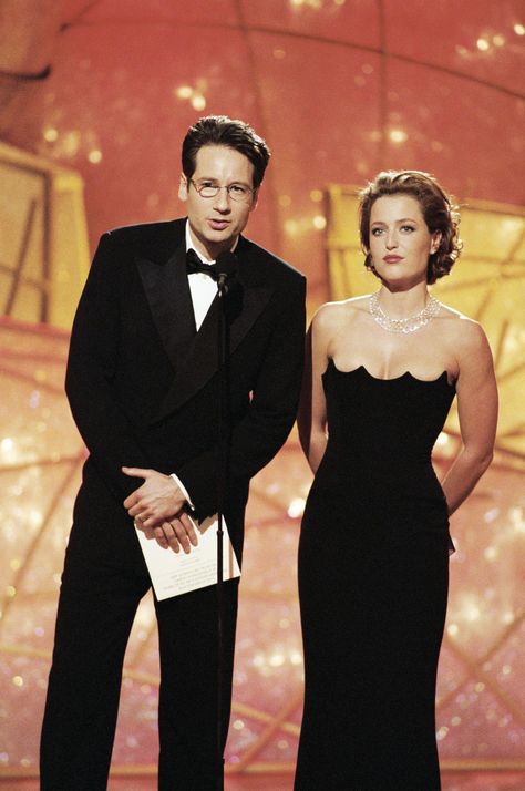 Batgirl dress Gillian Anderson David Duchovny, David And Gillian, Chris Carter, Mulder Scully, Dana Scully, Fox Mulder, David Duchovny, Gillian Anderson, Golden Globe