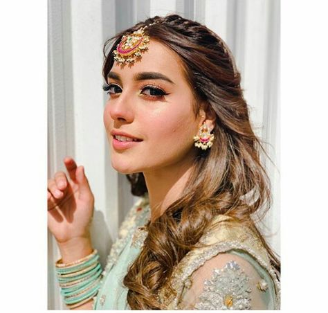 Mang Tikka Hairstyles Open Hair, Ikra Aziz, Hairstyle For Girls Wedding, Tikka Hairstyle, Suno Chanda, Mang Tikka, Engagement Hairstyles, Side Swept Hairstyles, Iqra Aziz