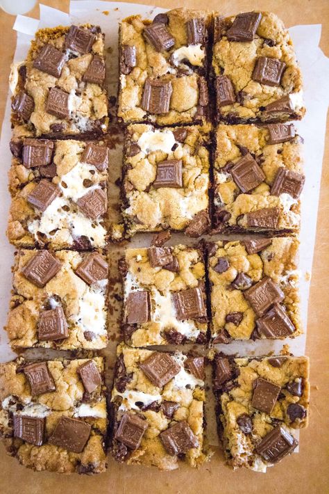 S’more Cookie Bar Recipe, Oreo Smores Bars, Easy S’mores Bars, S’mores Desert Ideas, Pinch Of Yum Smores Bars, Preppy Kitchen Smores Bars, S’mores Baked Goods, S’mores Cake Mix Cookies, S’mores Chocolate Chip Cookie Bars