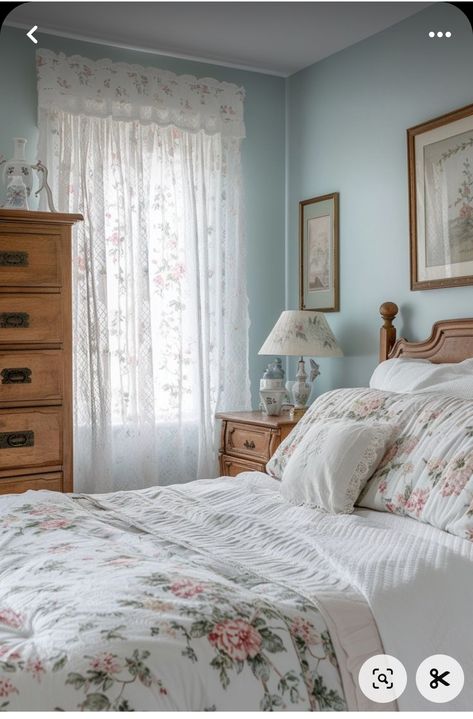 Canopy Bed Adults Bedroom, Pastel Blue Room Ideas, Cozy Bedroom Blue Walls, Antique Blue Bedroom, Floral Cottage Bedroom, Pastel Blue Room, Blue Cottage Bedroom, Small Cozy Bedroom Ideas, Bedroom Lilac