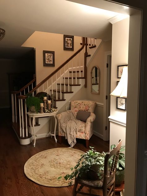 Cute Suburban House Interior, Cute Inside House, Cute House Interior Aesthetic, Cottagecore Foyer, Romance Bedroom Ideas, Cozy Family Home Exterior, Houses Interior Aesthetic, Pretty House Decor, Grandmas House Aesthetic Living Room