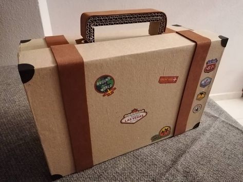 This suitcase is meant to be a resource for the science project "Around the world in 80 days". I have made it with a sneakers paperboard box, craft paper, foamy and traveling themed stickers. #suitcase #vintage Paper Suitcase, Suitcase Vintage, Box Craft, Around The World In 80 Days, Dyi Projects, Vintage Suitcase, Science Project, Safari Party, Cardboard Paper