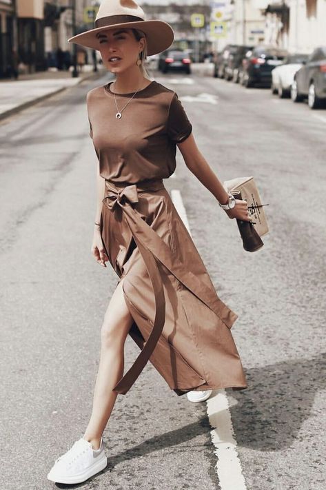 Brown head to toe for summer. Vintage Outfit Inspiration, Sukienki Maksi, Dress And Sneakers Outfit, Street Style New York, 60 Dress, Younique Beauty, Beauty Marks, Beauty Tricks, Model Street Style