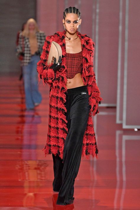 Fall Winter Fashion Trends, Runway Gowns, High Fashion Runway, Runway Outfits, Fall 2022, Red Outfit, Closet Fashion, Fancy Outfits, Performance Outfit