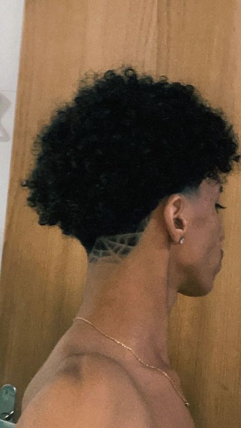 midia ta Taper Fade Afro, Afro Hair Fade, Taper Fade Curly Hair, Hair Twists Black, Afro Hairstyles Men, Natural Hair Men, Black Hair Cuts, Cornrow Hairstyles For Men, Men Haircut Curly Hair