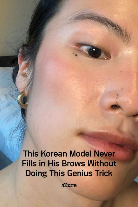 O’won never fills in his brows without doing this. Korean Brows, Asian Brows, Pencil Trick, Asian Eyebrows, Brow Hacks, Korean Eyebrows, Brow Powder, Natural Eyebrows, Powdered Eyebrows