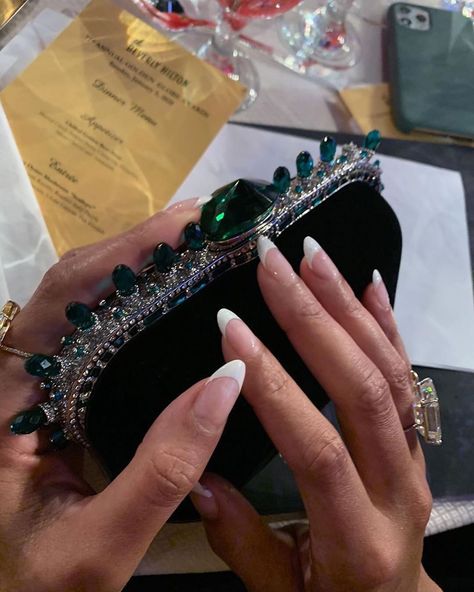 Beyoncé fanpage on Instagram: “Her nails are so pretty and also her hands look so soft. @beyonce what lotion do you use? Lol but fr” Beyonce Jewelry, Beyonce Nails, Classic Feminine Style, Celebrity Nails, Beyoncé Giselle Knowles-carter, Arm Jewelry, Online Photo Gallery, Dope Jewelry, Golden Globe Award