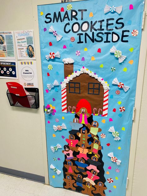 Smart Cookies Door Decoration, Gingerbread Themed Classroom Door, Gingerbread House Door Decorating Contest, Gingerbread Man Classroom Door, Gingerbread Man Door Decoration, Daycare Christmas Door Decorations, Gingerbread Door Decorating Contest, Gingerbread Door Decor, Gingerbread Classroom Door Ideas