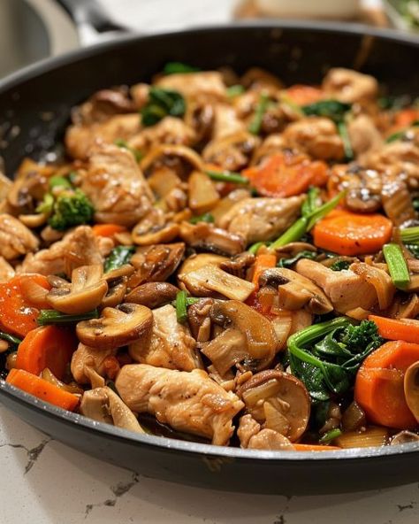 Chicken Mushrooms, Homemade Chinese Food, Cantonese Cuisine, Chinese Cooking Recipes, Easy Chinese Recipes, Grilled Cheese Recipes, Delish Recipes, Chinese Dishes, Chinese Cooking