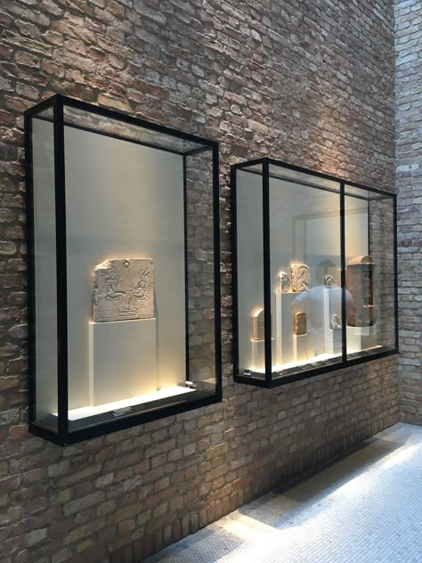 Public Library Design, Museum Display Cases, Museum Display, Museum Exhibition Design, Art Gallery Interior, Egyptian Museum, Museum Design, Stylish Interior Design, Museum Displays