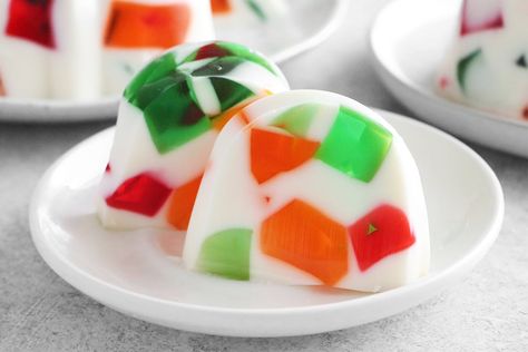 Cathedral-Window Jelly Is the Best Filipino Christmas Dessert — Here's How to Make It Jello Mold Recipes, Tupperware Recipes, Jelly Desserts, Recipe Tutorial, Cathedral Window, Diy Desserts, Unflavored Gelatin, Cathedral Windows, Jelly Recipes