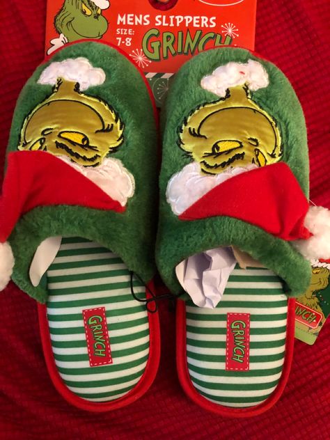 The Grinch Clothes, Grinch Stuff, Cozy Holiday Decor, The Grinch Movie, Happy Christmas Day, Mr Grinch, Christmas Outfit Ideas, Christmas Shoes, Ugly Christmas Sweaters