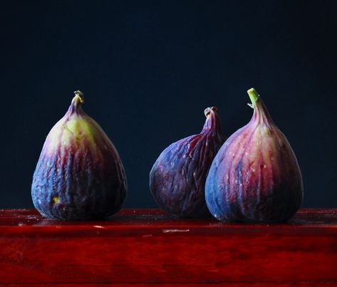 Cloth Still Life, Food Paintings, Dark Food Photography, Life Drawing Reference, Fruits Photos, Fruit Photography, Still Life Photos, Fresh Figs, Food Painting