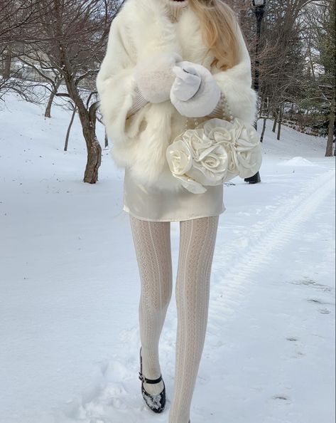 Cold Girl, Money Rich, Winter Princess, Elegant Outfit Classy, Snow Girl, Royal Outfits, Winter Girls, Aesthetic Outfit, Dream Clothes