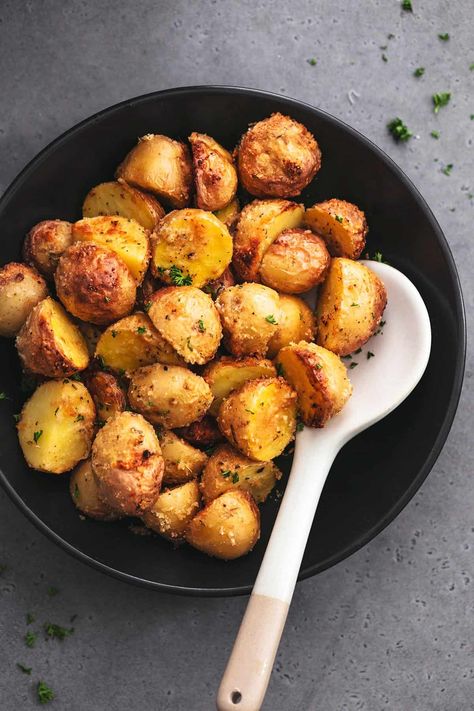 Skip the oven and make these super crispy and tender Air Fryer Potatoes! Made with baby gold potatoes, garlic, herbs, and parmesan cheese, these are such a simple and fuss-free side dish that is seriously packing the flavor. Top them with bacon, cheese, or serve them alongside any favorite dish for a truly scrumptious meal even the pickiest of eaters will beg for a repeat! Grilled Side, Air Fryer Potatoes, Air Fry Potatoes, Homemade Slaw, Grilled Vegetable Recipes, Grilled Side Dishes, Gold Potatoes, Air Fryer Dinner Recipes, Potato Side Dishes