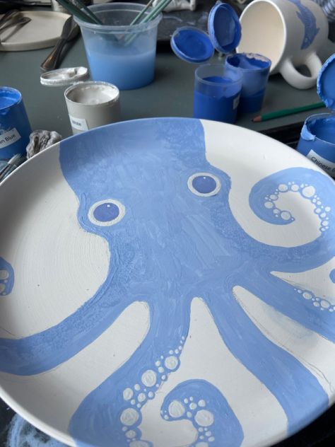 Pottery Plates Painting Ideas, Funny Pottery Painting Ideas, Jewelry Dish Painting Ideas, Bowl Pottery Painting Ideas, Plate Pottery Painting Ideas, Octopus Plate, Painted Octopus, Ceramic Plates Designs, Diy Keramik