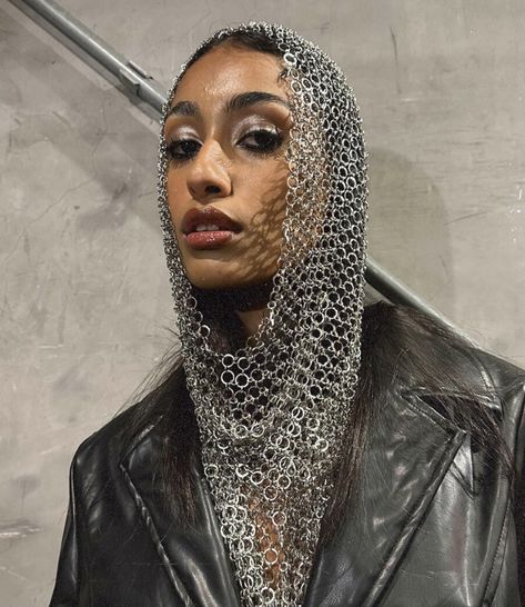 Chainmail Headpiece, Chainmail Fashion, Joan Of Arc Costume, Medieval Festival, Knight Costume, Hallowen Costume, Joan Of Arc, Afro Punk, Festival Looks