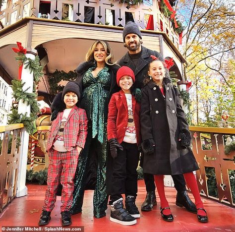 Jessie James Decker displays her baby bump in green outfit next to family at the Macy's Thanksgiving Parade...  after revealing gender of 4th child Check more at https://maholicious.com/jessie-james-decker-displays-her-baby-bump-in-green-outfit-next-to-family-at-the-macys-thanksgiving-parade-after-revealing-gender-of-4th-child/ Macys Thanksgiving Parade, Thanksgiving Parade, James Decker, Jessie James Decker, Jessie James, Green Outfit, Baby Bump, Baby Bumps, Bump