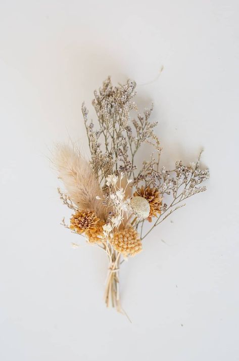 DIY dried floral boutonnieres - DIY bride Diy Dried Bouquet, Diy Boho Boutonniere, Diy Dried Flower Boutonniere, Diy Dried Flower Arrangements Wedding, Boutonnieres Diy, Diy Dried Flower Bouquet, Boutonniere Dried Flowers, Corsage Design, Dried Floral Wedding