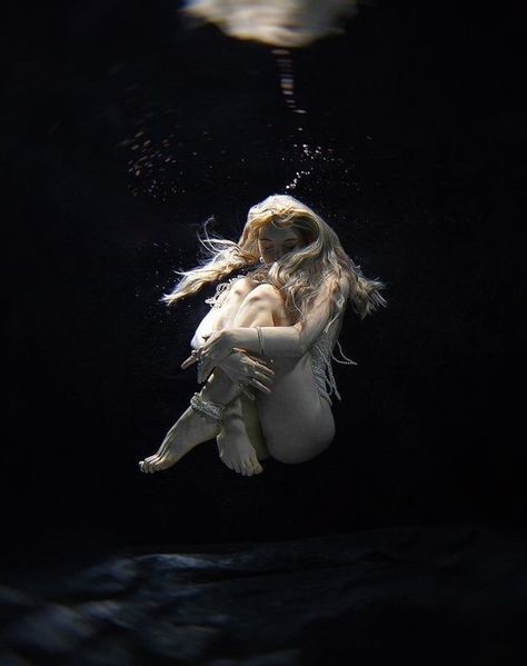 Woman Underwater, Underwater Shoot, Underwater Model, Underwater Photoshoot, Life Drawing Reference, Water Aesthetic, Girl In Water, Female Pose Reference, Underwater Photos