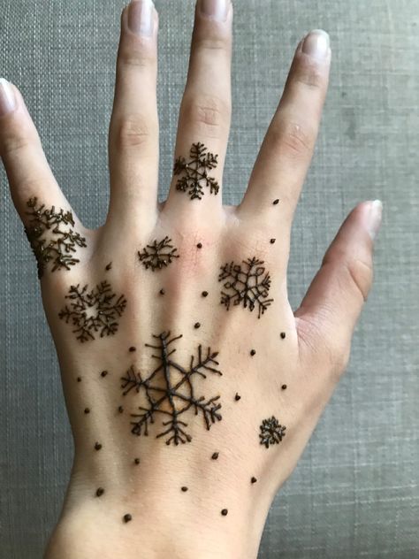 Christmas Henna, Henna Hands, Henna Inspiration, Pen Tattoo, Snow Flakes, Henna Tattoo Designs, Compass Tattoo, Winter Theme, Henna Tattoo