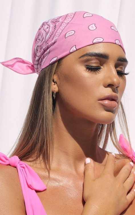 Bandana Hairstyles For Long Hair, How To Tie Bandana, Bandana Outfit, Bandana Girl, Pirate Fashion, Hair Scarf Styles, Bandana Styles, Pink Scarf, Bandana Hairstyles