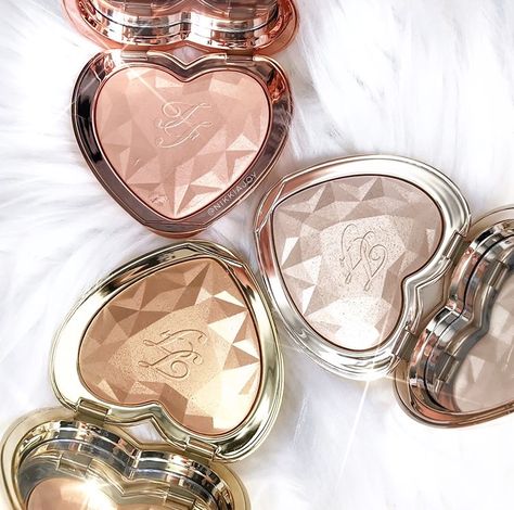 Rose Gold Highlighter Makeup, Too Faced Highlighter Heart, Highlighter Aesthetic, Glitter Highlighter, Pinterest Shop, Rose Gold Highlights, Rose Gold Eyeshadow, Glow Makeup, Makeup And Beauty Blog