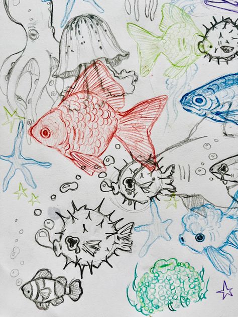 Cool Art Backgrounds Inspiration, Pen Sketch Reference, Sketch Book Picture, Fish Bowl Doodle, Cute Water Animals Drawings, Funky Sketch Ideas, Sketches In Notebook, Different Fish Drawing, Portfolio Drawing Ideas Art School