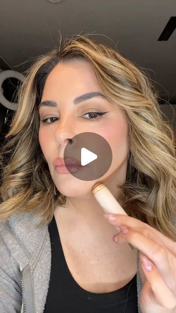 Erica Taylor on Instagram: "Jawline contour do and dont #jawline #contour #contouring #doublechin #contourtutorial #makeup #makeupartist #dosanddonts #makeuphacks #over40 #fyp used @rarebeauty contour stick in happy sole" Contour Makeup Jawline, Contour Jawline Double Chin, How To Highlight And Contour Your Face, How To Contour Jawline, Contour Chin And Jaw, Contour Neck Double Chin, Contour Over 40 Make Up, Contour Round Face With Double Chin, Countoring Face How To