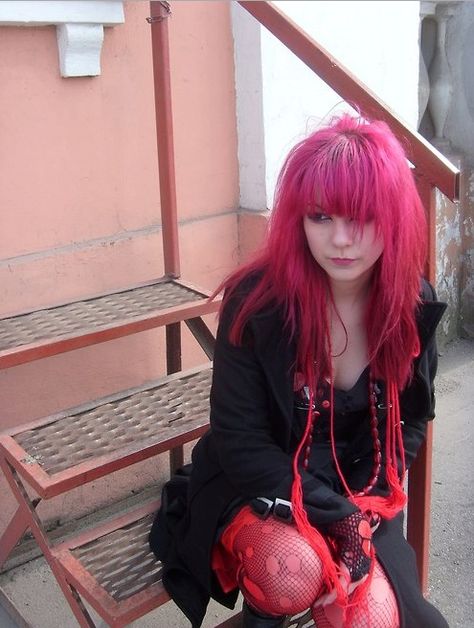 Pink hair.. it looks so good on her Emo Pics, Rawring 20s, Gothic Culture, Indie Scene, Hot Pink Hair, Alt Girls, Punk Hair, Hair Stylies, Scene Hair