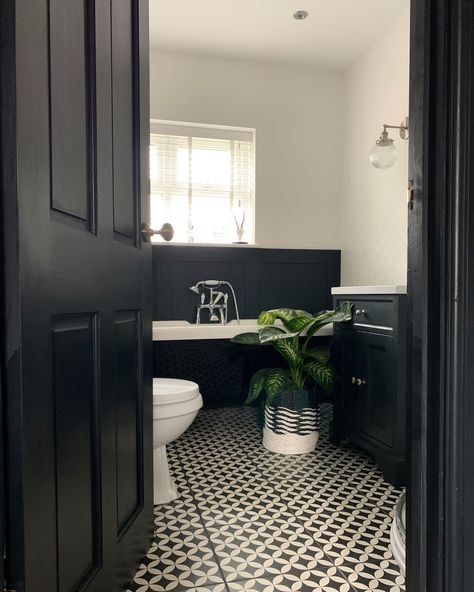 Black roll top bath in small bathroom. Black and white patterned floor tiles with white herringbone wall tiles. Dark Bathroom, Bathroom Interior Design Modern, Dark Paint Colors, Victorian Living Room, Modern Bathroom Tile, Roll Top Bath, Transitional Bathroom, Paint Color Palettes, Modern Tiles