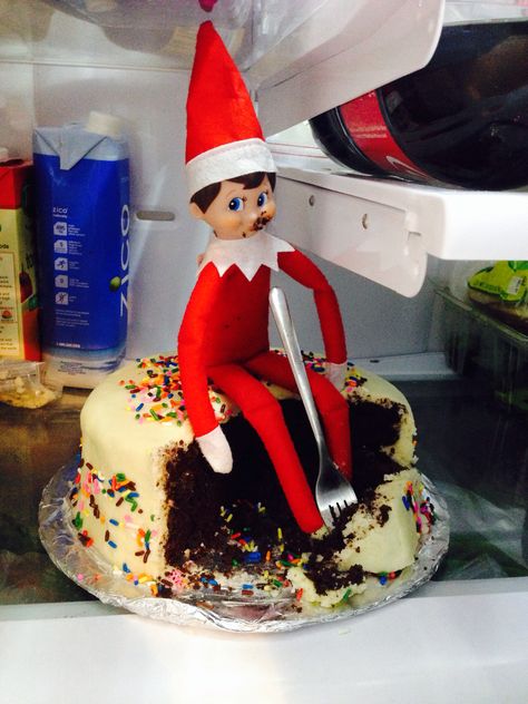 Elf on the shelf caught eating cake in the fridge Elf On The Shelf Cake Ideas, Elf On The Shelf Eating, Elf On The Shelf Cake, Elf On The Shelf Pranks, Birthday Elf, Fridge Ideas, Elf Printables, Fridge Cake, Easy Shelves