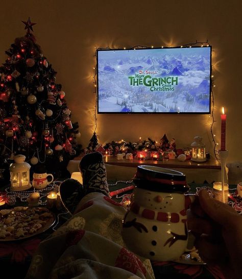 Grinch Christmas Movie Night, Christmas Aesthetic Grinch, The Grinch Movie Night, Grinch Christmas Aesthetic, Christmas Movie Night Aesthetic, Christmas Movie Aesthetic, Grinch Aesthetic, Grinch Movie Night, Bestie Sleepover