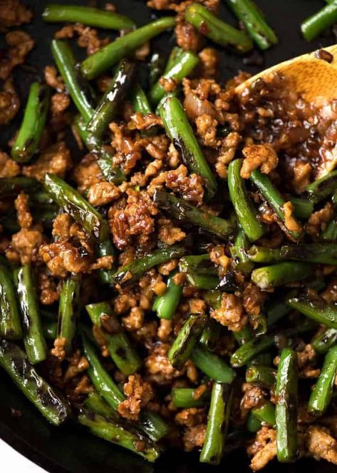 Close up of Pork Stir Fry with Green Beans in a black skillet, fresh off the stove Stir Fry With Green Beans, Fry Green Beans, Pork And Green Beans, Stir Fry Green Beans, Shake Recipes Healthy, Stir Fry Greens, Ground Pork Recipes, Green Beans Recipe, Fried Green Beans