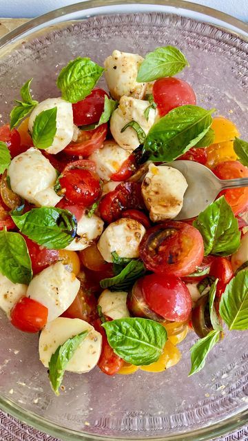 Cookingenial on Instagram: "ENSALADA CAPRESE 🍅 🧀 🌿 ¡ Una ensalada italiana en nuestra serie de ensaladas!, La diferencia de esta ensalada Caprese de las demás es su vinagreta y al final hacerla brillar aun más con un chorrito de reducción de vinagre balsámico ! ¡Esta ensalada la puedes usar como acompañante, o sobre una tostada, su sabor es genial y lo mejor es la sencillez de su preparación! 🛒 Ingredientes: 🌿 500 g de tomates Cherry 🌿300 gr bocconcini / mozzarella 1 🌿1/2 taza de ho Ensalada Caprese, July 1, Dijon, Caprese Salad, Mozzarella, Balayage, Cherry, Salad, On Instagram