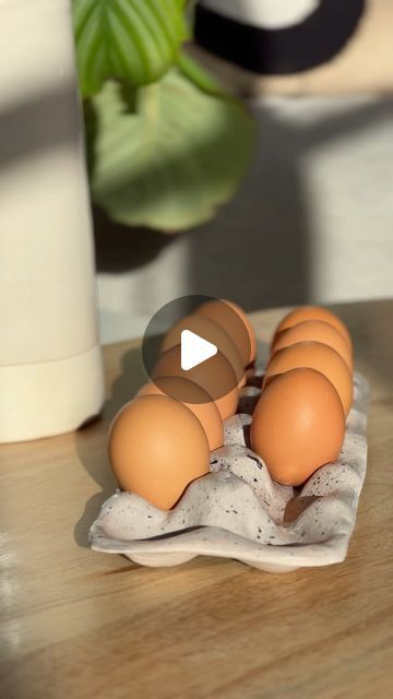 Diy Boite Oeuf, Petit Cadeau Diy, Astuces Diy, Instagram Diy, Modeling Clay, Egg Holder, Sculpture